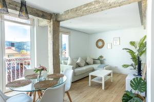 a living room with a couch and a table at MUNDAKA Centre 1 in Mundaka