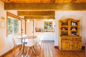 Kuchyň nebo kuchyňský kout v ubytování Amazing Cabin - Close To Ski Resort and Village + 32 fotografií