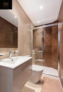 Ένα μπάνιο στο High-End central APT with comfy BEDS & Super WIFI by 360 Estates