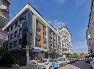 a building on a city street with parked cars at Fully Equiped Apartment In Istanbul Avcilar - Zarif-60 in Avcılar