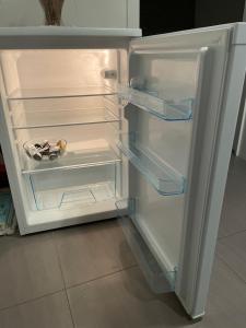 - un réfrigérateur vide avec une porte ouverte dans la cuisine dans l'établissement L'Entre-Temps, à Xhendelesse