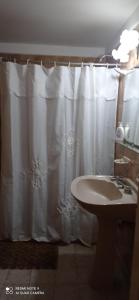 baño con cortina de ducha blanca y lavamanos en Chalet MIRAMAR Zona II para 6 Pax en Miramar