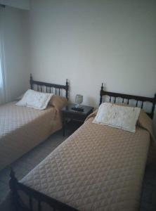 dos camas sentadas una al lado de la otra en un dormitorio en Chalet MIRAMAR Zona II para 6 Pax en Miramar
