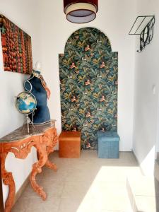 ein Zimmer mit einer Wand mit einem Vogelbild in der Unterkunft Catespero Sossego in Reguengos de Monsaraz