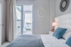 Postel nebo postele na pokoji v ubytování Casa Silvia Marbella - dom w kompleksie hotelowym