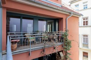 a balcony of a house with a dog on it at BohnApartments Bauhaus - absolutes Zentrum - Parkplatz - Vollausstattung - WLAN in Weimar