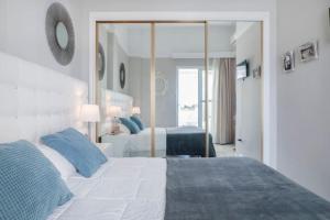 Postel nebo postele na pokoji v ubytování Casa Silvia Marbella - dom w kompleksie hotelowym + 37 fotografií