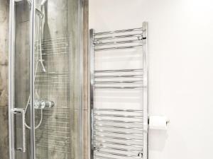um chuveiro com uma porta de vidro na casa de banho em Biskey Howe em Newby