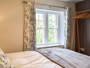 a bedroom with a bed and a window at Biskey Howe in Newby