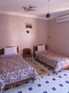 sypialnia z 2 łóżkami w pokoju w obiekcie Marrakech Hôtel Résidence w Marakeszu