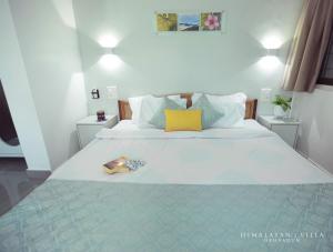 Ένα ή περισσότερα κρεβάτια σε δωμάτιο στο Himalayan Villa +44 φωτογραφίες