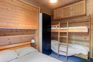 LʼHuezにあるChalet Sherpa - Welkeysのキャビン内のベッドルーム1室(二段ベッド2組付)