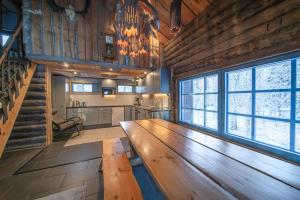 duży drewniany stół w pokoju z kuchnią w obiekcie Lapland Lodge w mieście Tepsa