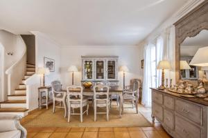 ein Esszimmer mit Tisch und Stühlen in der Unterkunft Villa Belle Époque - Welkeys in Grimaud