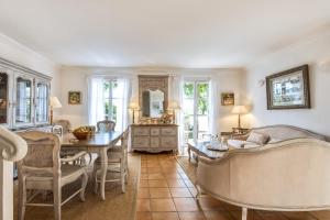 ein Wohnzimmer mit Tisch und ein Esszimmer in der Unterkunft Villa Belle Époque - Welkeys in Grimaud