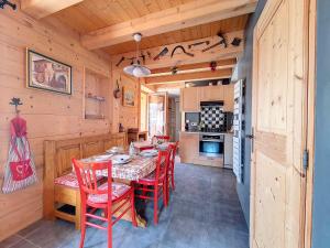 een eetkamer met een tafel en stoelen in een keuken bij Chalet Saint-Martin-de-Belleville, 4 pièces, 6 personnes - FR-1-344-642 in Saint-Martin-de-Belleville