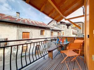 een balkon met een tafel en stoelen bij Chalet Saint-Martin-de-Belleville, 4 pièces, 6 personnes - FR-1-344-642 in Saint-Martin-de-Belleville