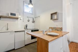 A kitchen or kitchenette at Lovely and calm studio in the heart of Versailles - Welkeys