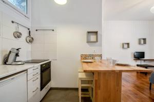 A kitchen or kitchenette at Lovely and calm studio in the heart of Versailles - Welkeys