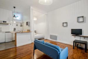 A seating area at Lovely and calm studio in the heart of Versailles - Welkeys