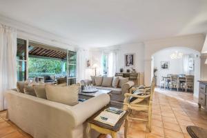 Χώρος καθιστικού στο Villa des Roses - Welkeys