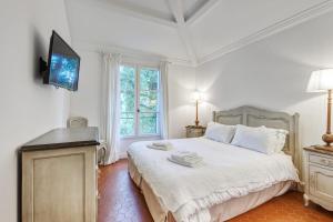 Ένα ή περισσότερα κρεβάτια σε δωμάτιο στο Villa des Roses - Welkeys +12 φωτογραφίες