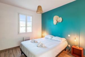 Postel nebo postele na pokoji v ubytování Maison les Cigognes - Welkeys