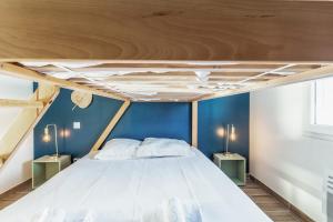 Postel nebo postele na pokoji v ubytování Maison les Cigognes - Welkeys