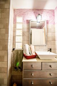 uma casa de banho com um lavatório e um espelho em Apartamento Splendid 6 em L'Estartit