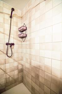 uma casa de banho com chuveiro e 2 prateleiras em Apartamento Splendid 6 em L'Estartit