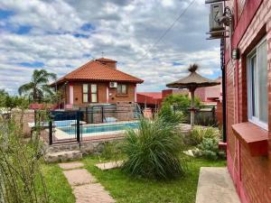 a house with a swimming pool in a yard at LA MILAGROS ZORZAL COLORADO in Merlo