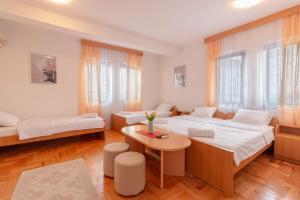 Postel nebo postele na pokoji v ubytování Apartments Serafimoski