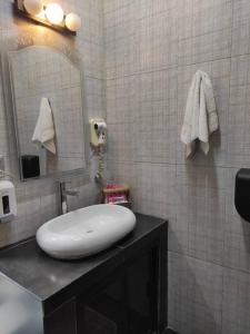 een badkamer met een witte wastafel en een spiegel bij Refugio de los Angeles in Huasca de Ocampo