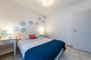 1 dormitorio con 1 cama, 2 mesas y 1 lámpara en Bolívar 775 - B Güemes en Córdoba