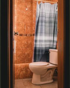 een badkamer met een toilet en een douche bij Wild Incas Hostel in Cuenca
