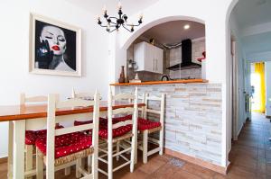uma cozinha e sala de jantar com mesa e cadeiras em Apartamento Splendid 6 em L'Estartit