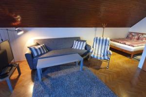 salon z kanapą i łóżkiem w obiekcie Cozzy apartment in nature w Zagrzebiu
