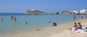 un grupo de personas en el agua en una playa en Santa Katerina Apartments & Studios, en Naxos Chora