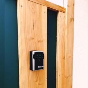 a clock on the side of a wooden door at Vanadis, Suites d'exceptions & spa - LE BALNEO in Pacy-sur-Eure