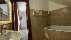 錫納亞的住宿－Vila Thomas，带浴缸和盥洗盆的浴室
