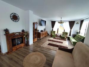 A seating area at Bucovina Sky View