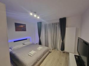 una camera con letto e TV a schermo piatto di DREAMS ESCAPE 2 a Craiova