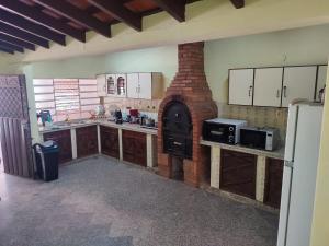 una cocina con horno de ladrillo en el centro en Tata Reyes, en Asunción