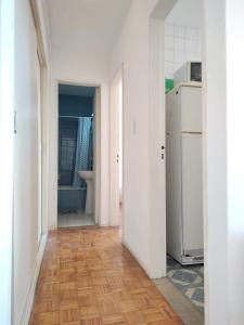un corridoio vuoto con cucina e frigorifero di FLORESTA, cómodo departamento en CABA a Buenos Aires