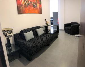 a living room with a couch and a television at Hotel Terra Sur Cuenca in Cuenca