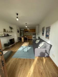 uma sala de estar com um sofá e uma mesa em Precioso apartamento con vistas en Valedlinares em Valdelinares