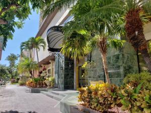 un edificio con palmeras delante en Vacation Rental Suites at Royal Garden Waikiki, en Honolulu