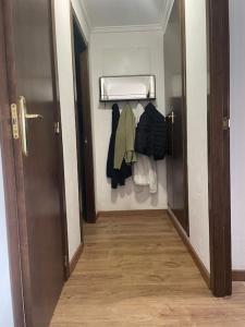 a hallway with a door and a closet with clothes at Precioso apartamento con vistas en Valedlinares in Valdelinares