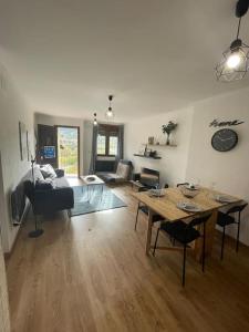 - un salon avec un canapé et une table dans l'établissement Precioso apartamento con vistas en Valedlinares, à Valdelinares