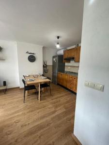 uma cozinha com uma mesa e uma sala de jantar em Precioso apartamento con vistas en Valedlinares em Valdelinares